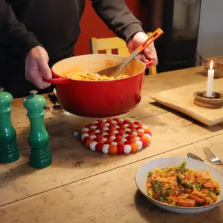 Gryteunderlag av filtkuler, runde