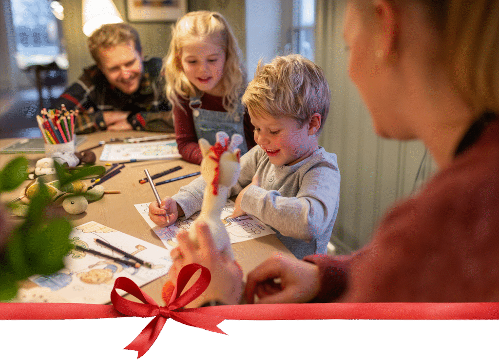 Bilde av barn som bruker FORUT Barneaksjonen hjemme.