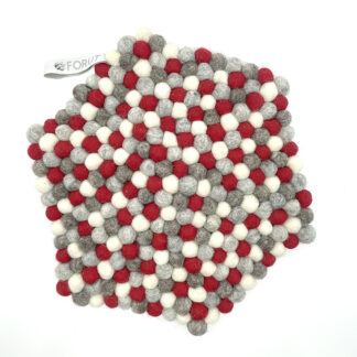 Gryteunderlag av små filtkuler, sekskantet