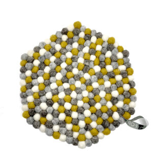 Gryteunderlag av små filtkuler, sekskantet